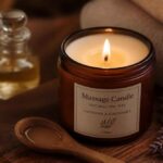 Zapalona świeca do masażu w szklanym słoiku z lawendą, olejkiem i drewnianą łyżką spa